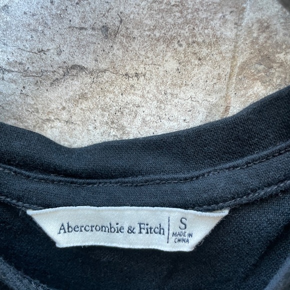 ❤️ ABERCROMBIE & FINCH BLACK COLD SHOULDER SWEATSHIRT SIZE SMALL - Picture 2 of 3